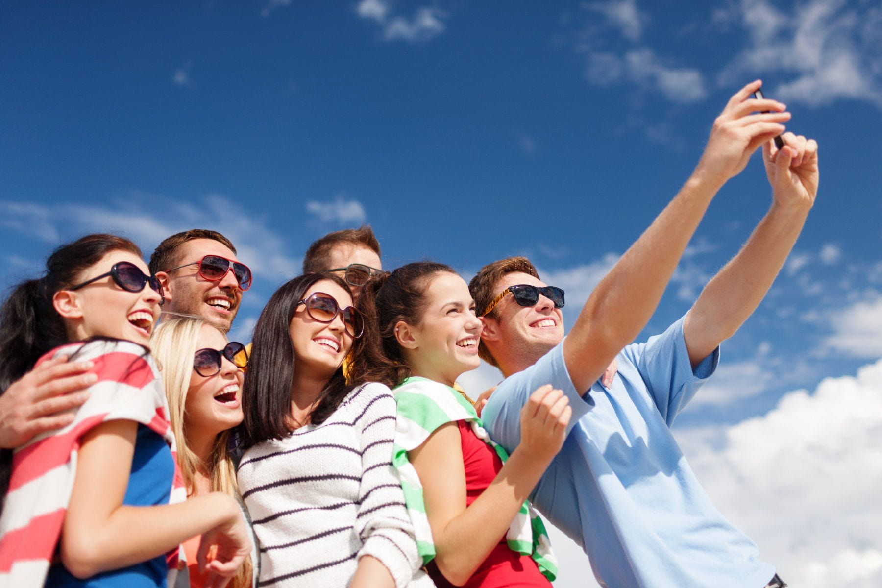 Summer,,Holidays,,Vacation,,Happy,People,Concept,-,Group,Of,Friends